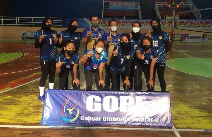 Atlet Tunas Panatayudha Antarkan SMAN 5 Karawang Berprestasi, Sabet Juara 2 Turnamen Bola Voli Putri Gope V Ti