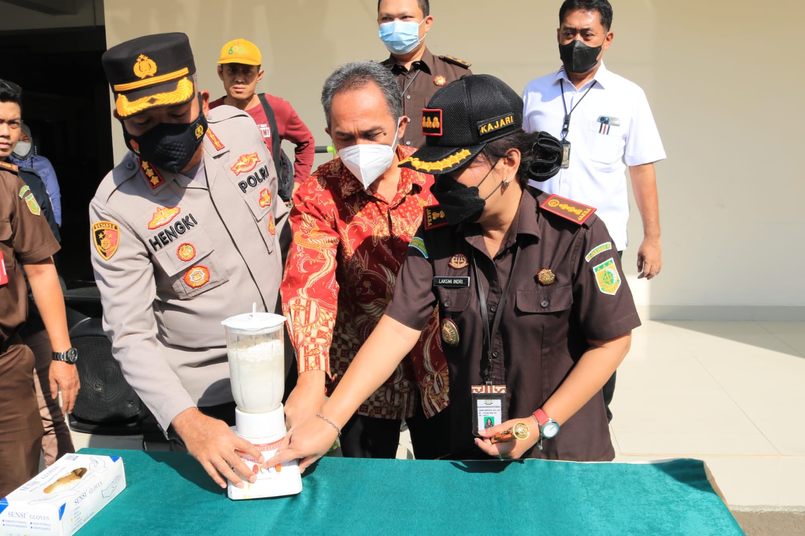 Kejari dan Polrestro Bekasi Musnahkan Barang Bukti Kejahatan, Dari Senjata Tajam, Narkoba dan Obat Keras