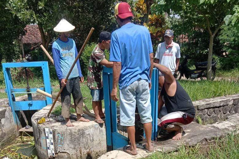 Pemdes Tegalurung Bareng Petani Bersihkan Sampah Irigasi