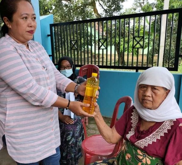 Genjot Capaian Vaksinasi, Minyak Goreng Jadi Hadiah Vaksinasi Lansia di Lemahabang