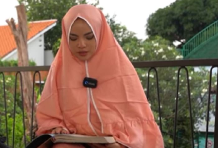 Dinar Candy Pakai Hijab, Netizen : Kalau Gini Kan Adem