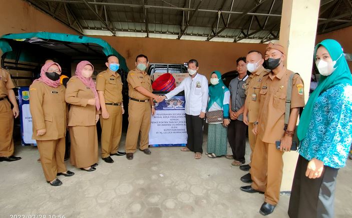 Dinkop UKM Karawang Bagikan Bantuan Alat Produksi : Priit! Program One Village One Produk 2022 Mulai