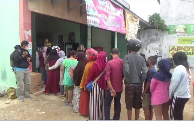 Demi Minyak Goreng, Emak-emak Rela Antre Berjam-jam