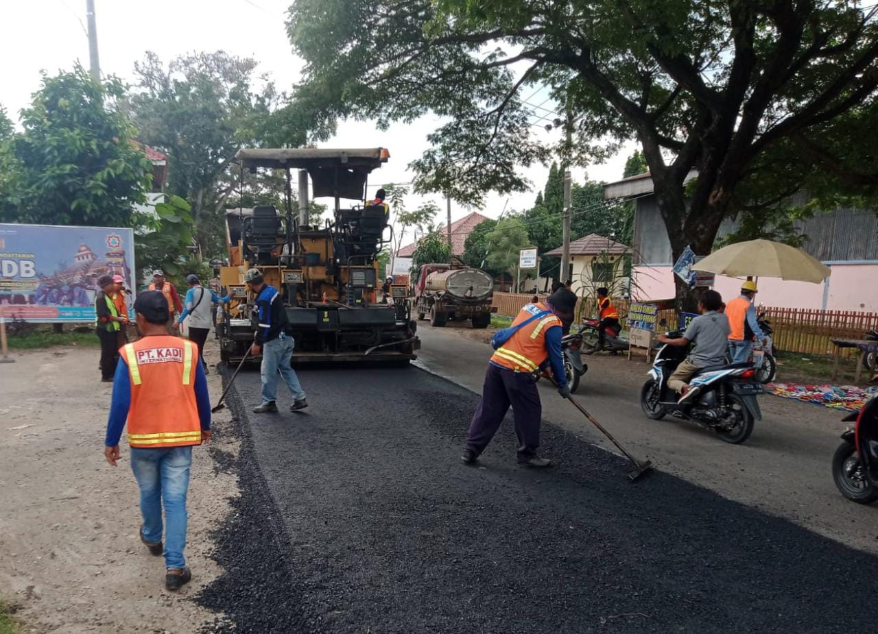 Tepati Janji ke Pemkab Karawang, JSP Mulai Perbaiki Jalan Cikalong-Cilamaya yang Rusak Parah