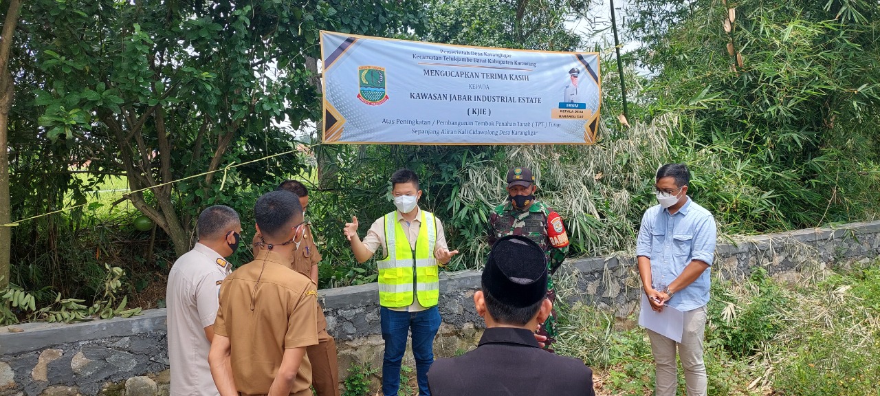 KJIE Berikan Bantuan Spesial ke Warga Karangligar : Minimalisir Ancaman Banjir, Tinggikan Tanggul Kali Cibeet