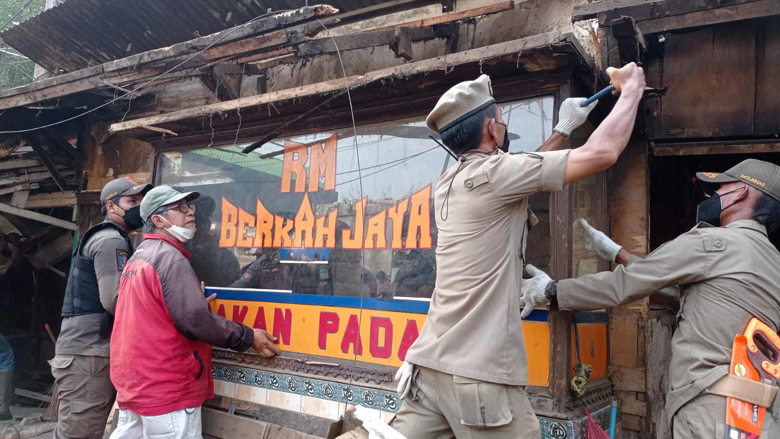 Satpol PP Gusur 64 Bangli di Cibitung