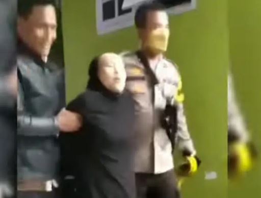 Heboh! Seorang Ibu Tega Gorok 3 Anaknya Sendiri Pakai Pisau Dapur, Suami Tidak di Rumah