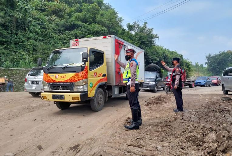 Sepanjang 60 Meter Jalan Raya Sumedang-Cirebon Amblas, Pengendara Diimbau Lewati Jalur Alternatif. Ini Rutenya