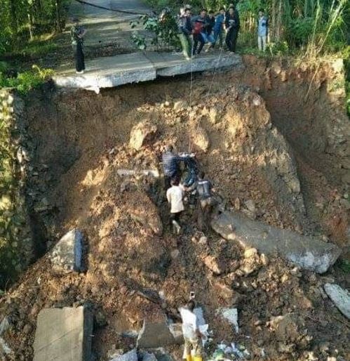 Jembatan Ambruk, Satu Desa Terisolir, Pedagang Sayuran Terperosok Sungai