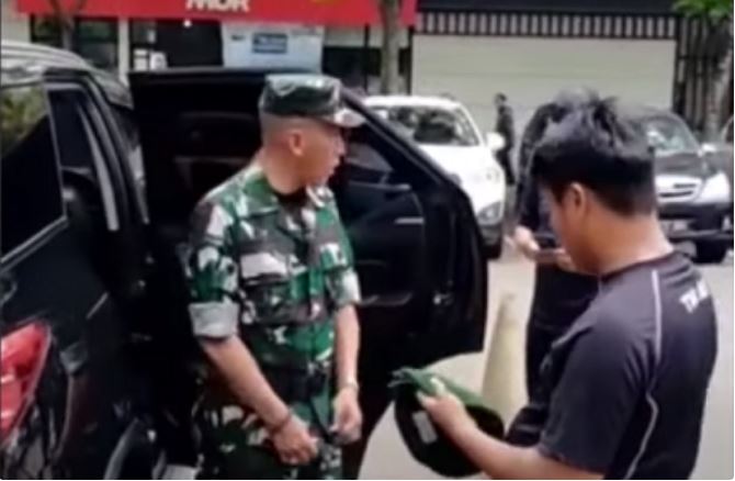 Video Berdurasi 37 Detik Oknum Kades Pakai Seragam TNI Viral, Lihat Gayanya