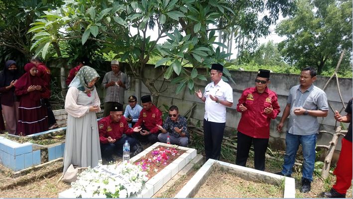 Rayakan HUT Desa Dawuan Barat, Pemdes Ziarah ke Kades Terdahulu