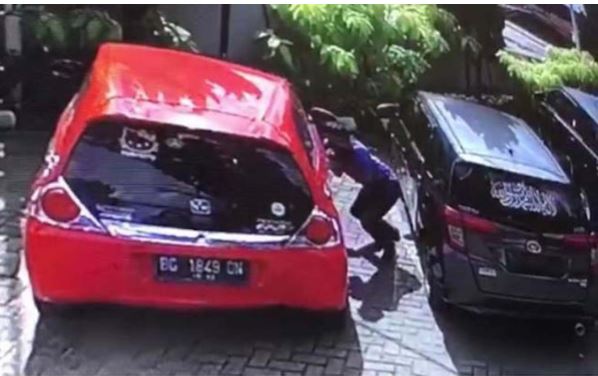 Terekam CCTV, Pria Ini Berbuat Aksi Tak Terpuji, Astaga