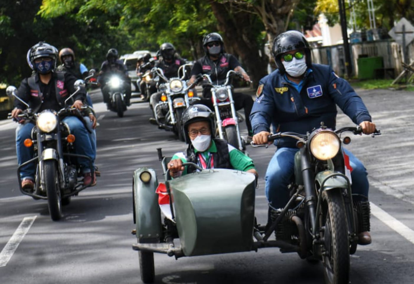 Kereen Nich... Ridwan Kamil Bonceng Tjetjep Heryana, Legenda Hidup Pembalap Indonesia Keliling Kota Mataram