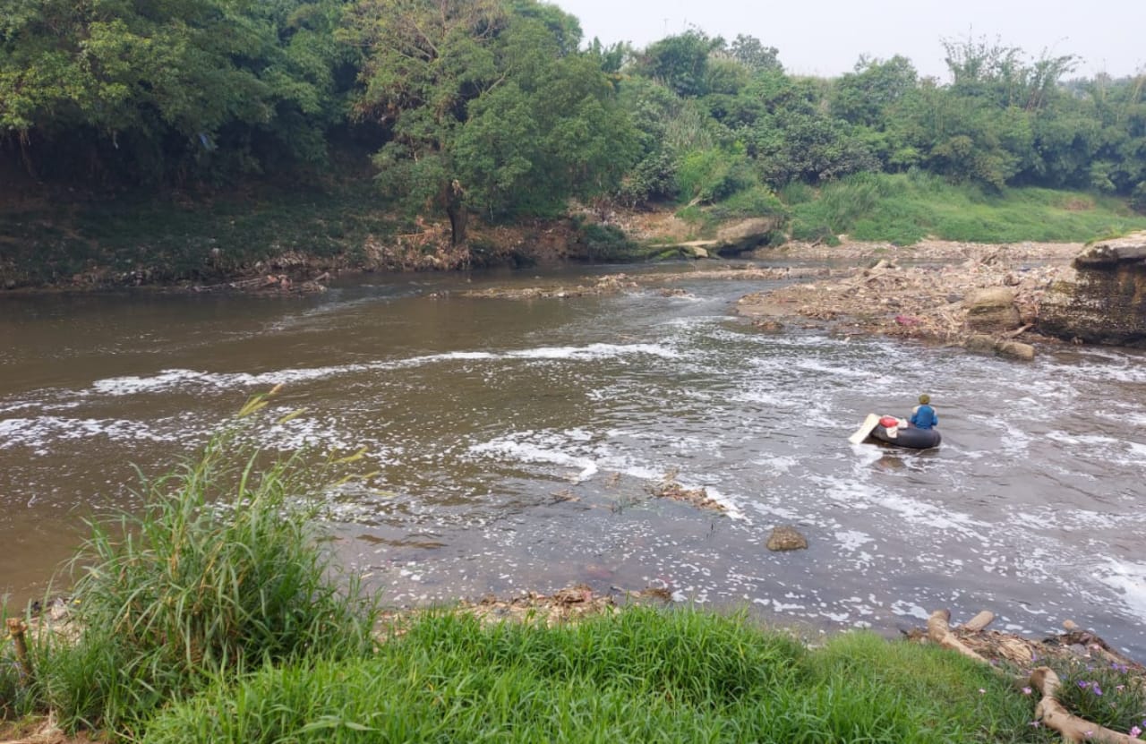 Parah Banget, Sungai Cileungsi Tercemar Berat Keluarkan Bau Menyengat, Begini Kondisinya....