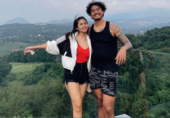 Ini Potret Cantik Istri Uus, Kartika Wijaksana, Diteror Netizen dengan Foto Tak Senonoh