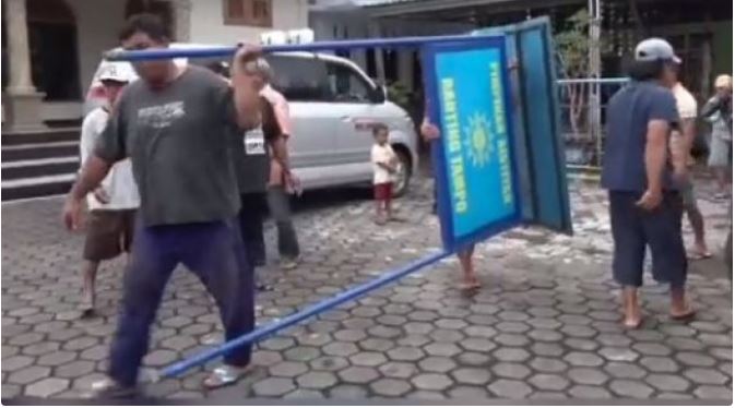 Viral!, Sekelompok Warga Turunkan Plang Muhammadiayah secara Paksa di Banyuwangi