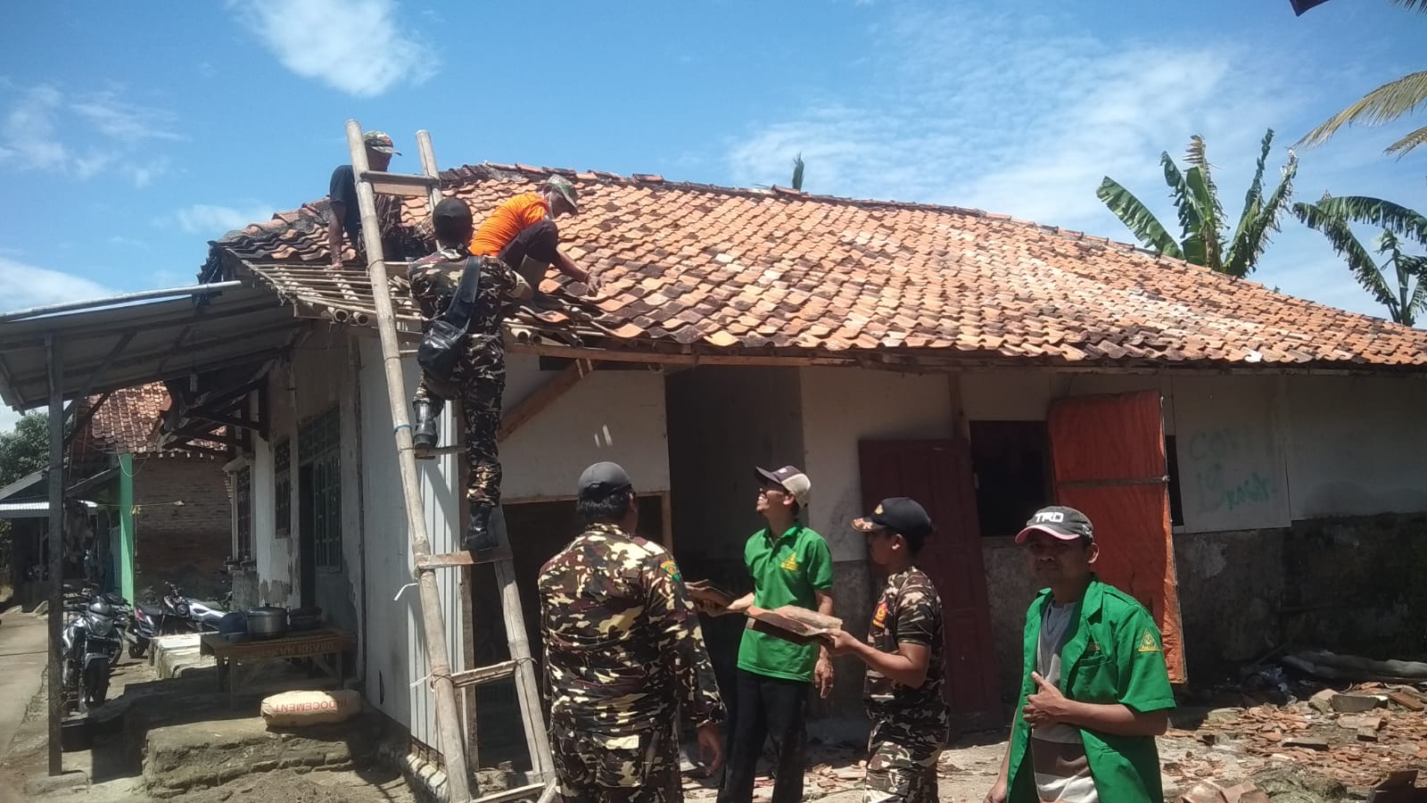 Banser Cilwet Turun Gunung, Bantu Perbaiki Rumah Warga Korban Angin Puting Beliung