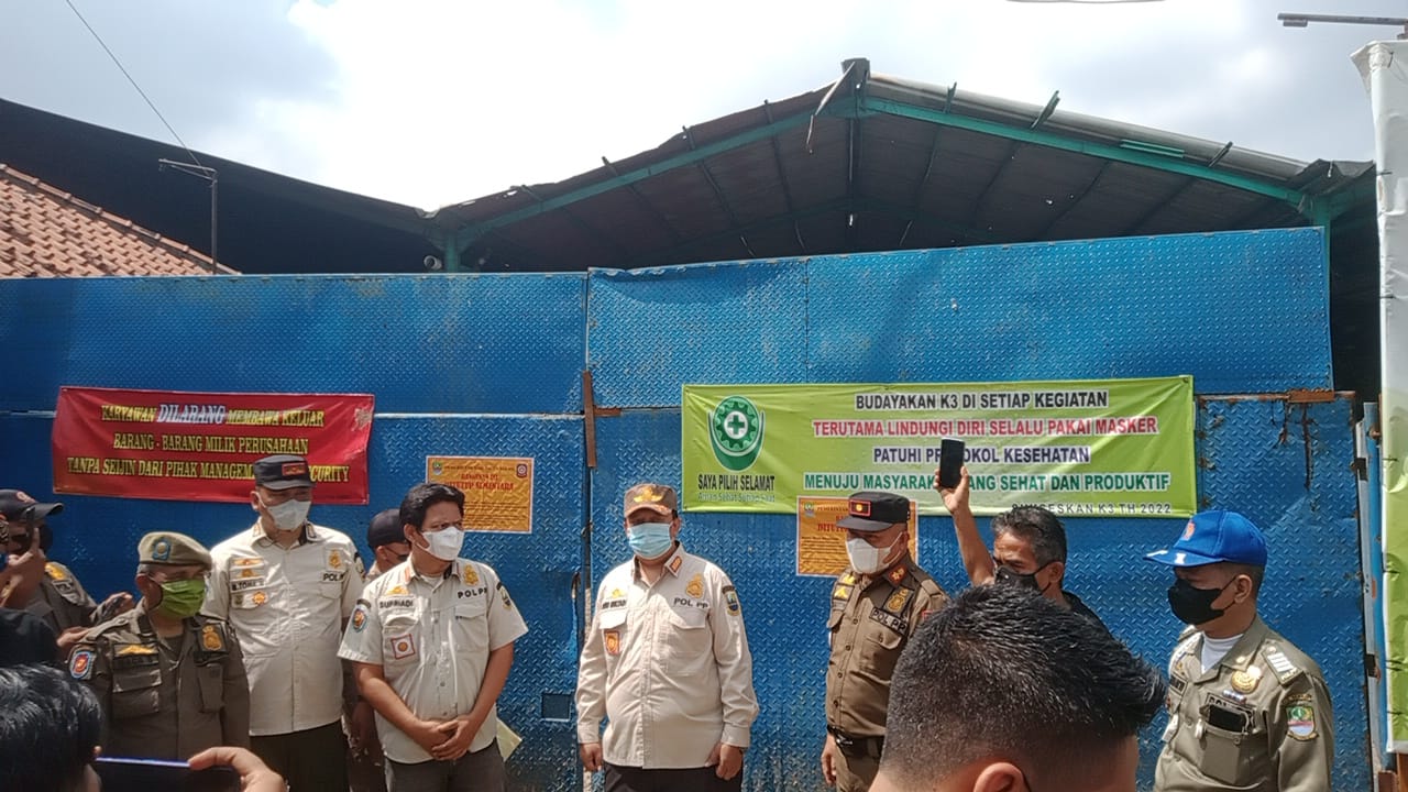 Satpol PP Segel Bangunan Bank Sampah Milik PT Indonesia Waste Management Solution di Kalijaya