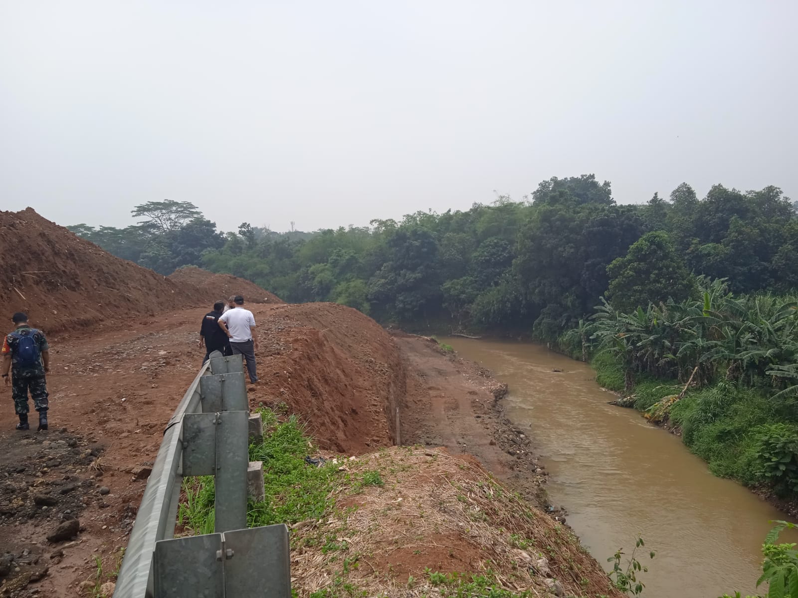 Trantibum Kelurahan Jatirangga Lihat Langsung Aktivitas Galian DAS Kali Cikeas di Komplek CBD Cibubur