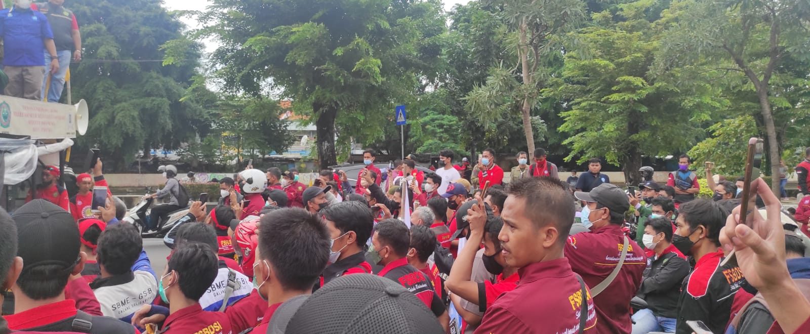 Kawal Revisi JHT, Ratusan Buruh Gelar Long March di Kota Bekasi