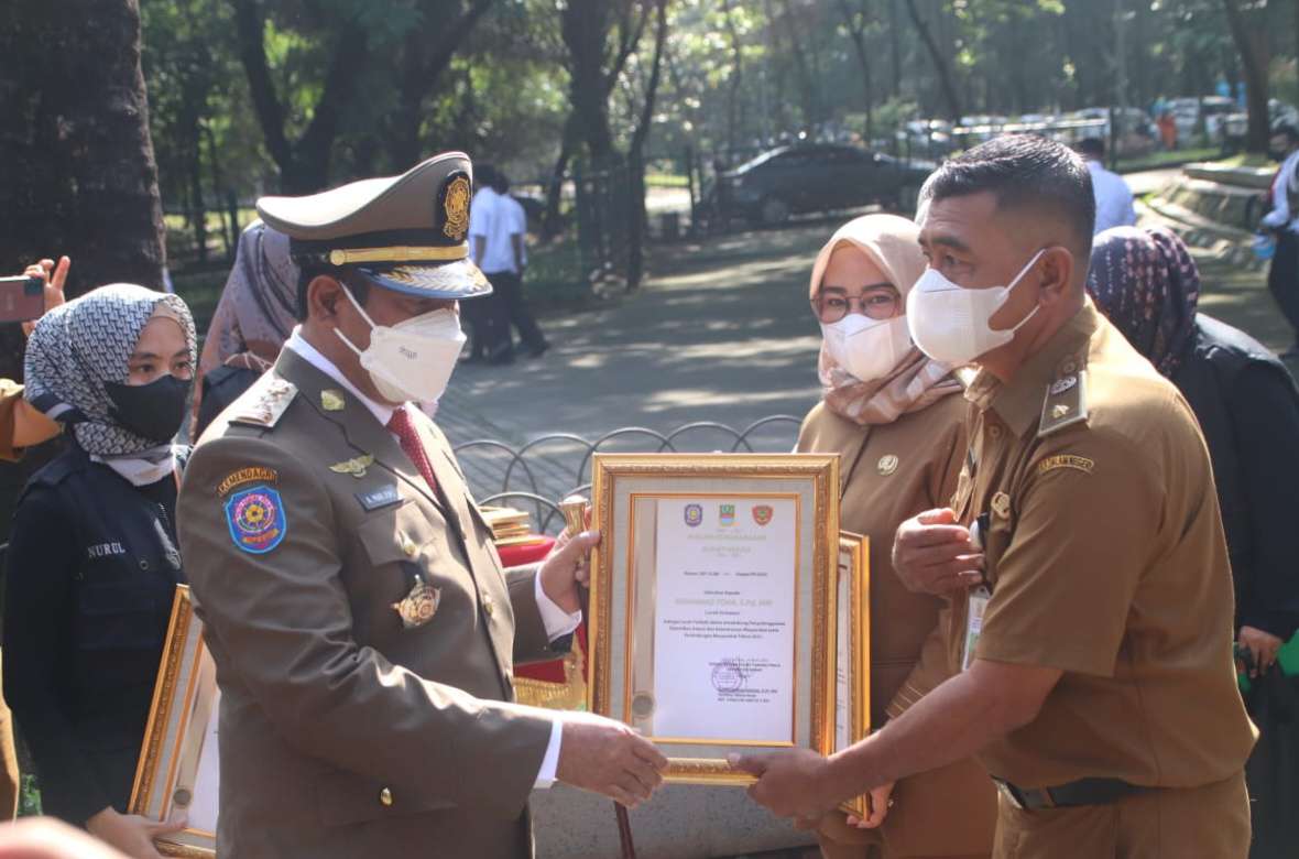 Puluhan Linmas di Kabupaten Bekasi Mendapatkan Penghargaan dari Bupati