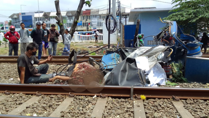 Kereta Api Tabrak Bajay Di Bulak Kapal Bekasi, Dua Penumpang Meninggal