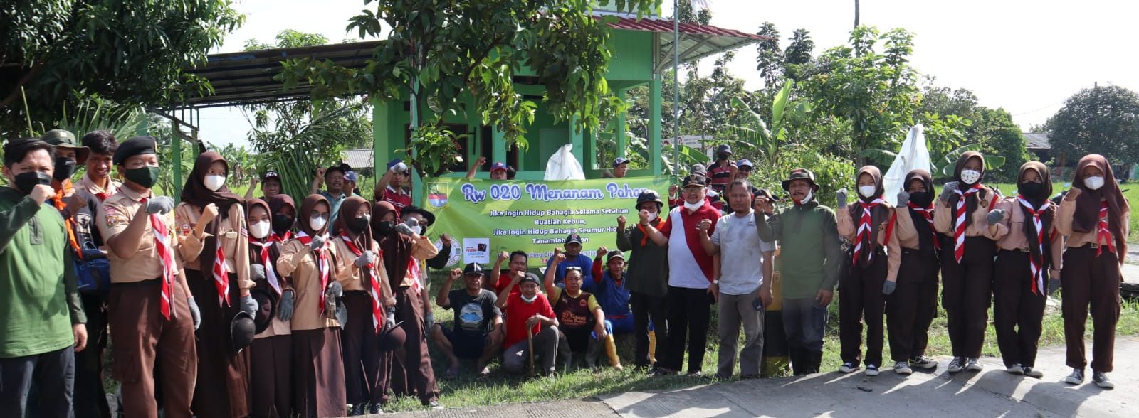 Engoh Bekasi Bersama RW 020 Wanajaya Tanam Pohon di Pesona Gading Cibitung