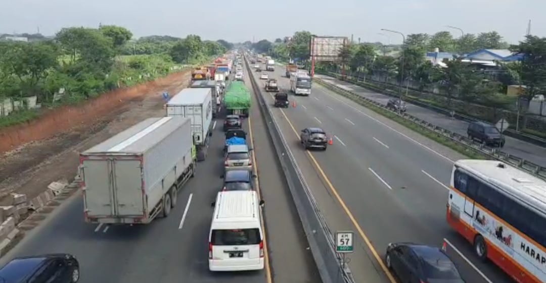 Hari Ini Tol Japek Arah Jakarta Macet Parah, Polres Karawang Lakukan Rekayasa Lalin