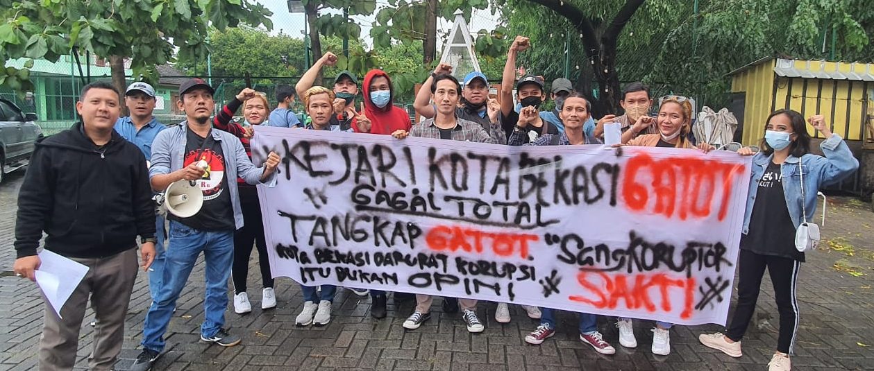 Aksi di Depan Kantor Kejari , Massa Sebut Kota Bekasi Darurat Korupsi