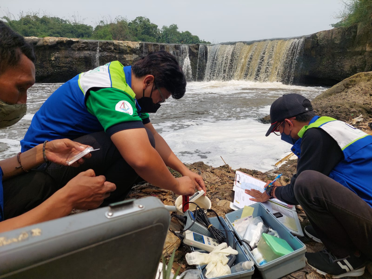 Sungai Cileungsi Tercemar Berat, Tim KLHK dan DLH Bogor Ambil Sampel Air