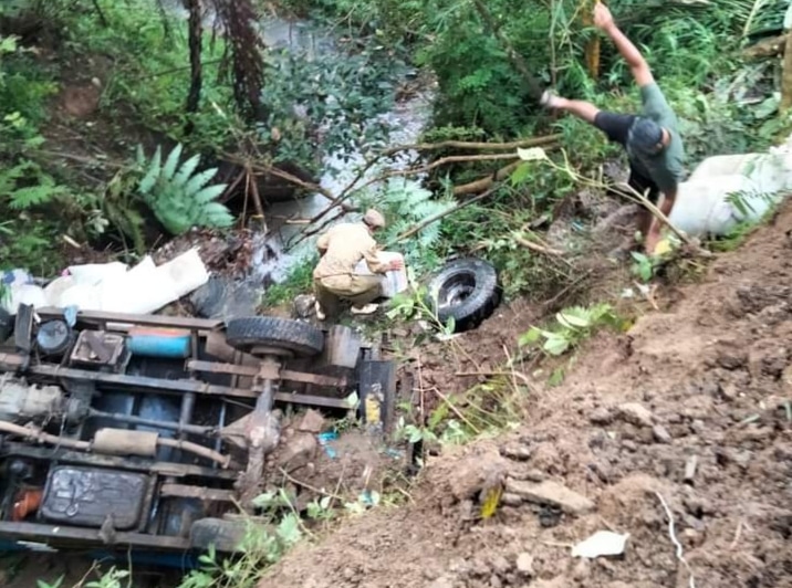 Tak Kuat Nanjak, Truk Beras Terguling ke Jurang 9 Meter, Begini Konisinya...