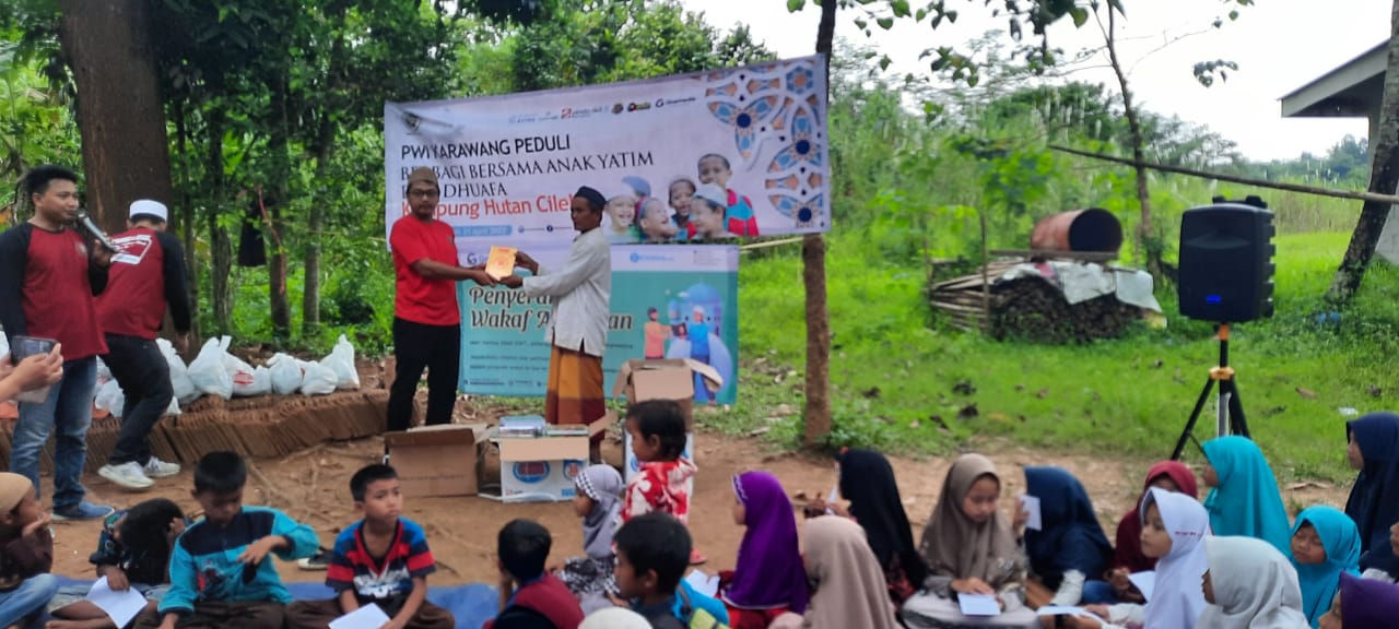 Tempuh Jalur Terjal, Jurnalis PWI Karawang Peduli Berbagi Anak Yatim-Dhuafa di Kampung Cilele