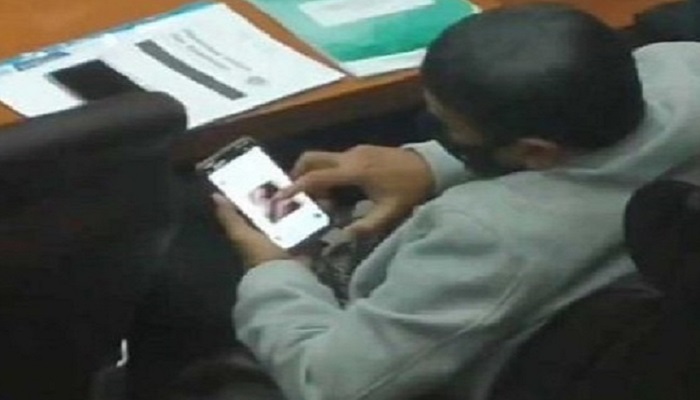 Anggota DPR yang Terhormat Kepergok Nonton Video Porno Saat Sidang, Deuh.....!