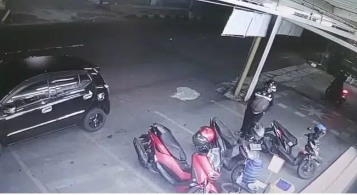 Terekam CCTV, Pencuri Sepeda Motor Hanya Butuh 1 Menit, Pemilik Sedang Buka Puasa