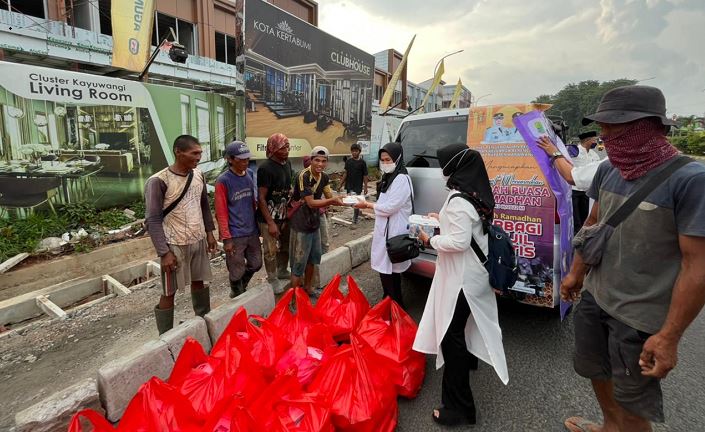 DPPKB Karawang Berbagi Ratusan Paket Takjil : Dari Tengah Kota Sampai Pelosok Desa