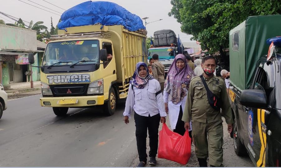 Pemkec Cikampek Bagi-Bagi Takjil ke Gepeng