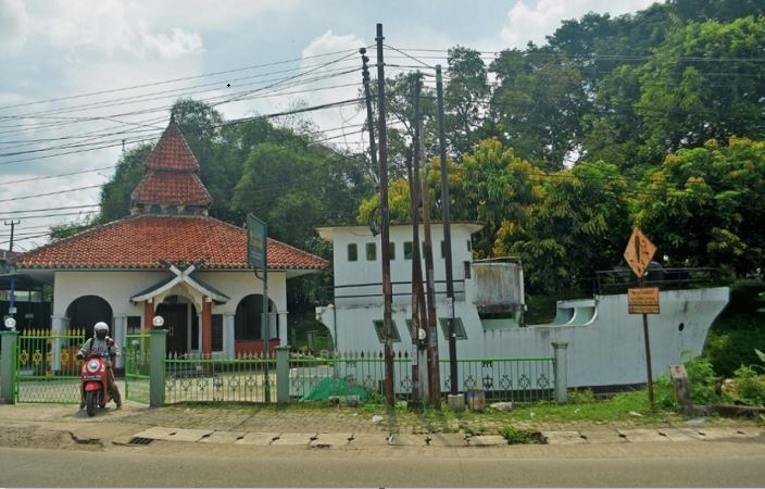 Melihat Bangunan Musala Baitul Hamdi di Cibarusah : Bangunan Depannya Didesain Serupa Perahu