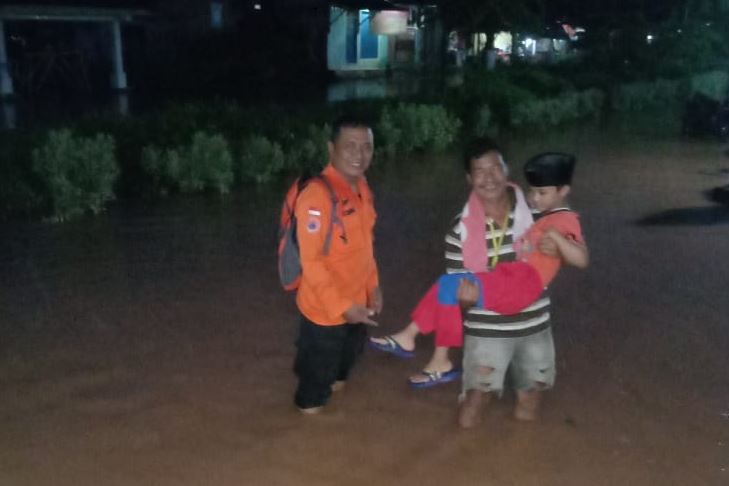 Banjir di Dawuan Tengah Berangsur Surut, Petugas Bantu Warga yang Terdampak