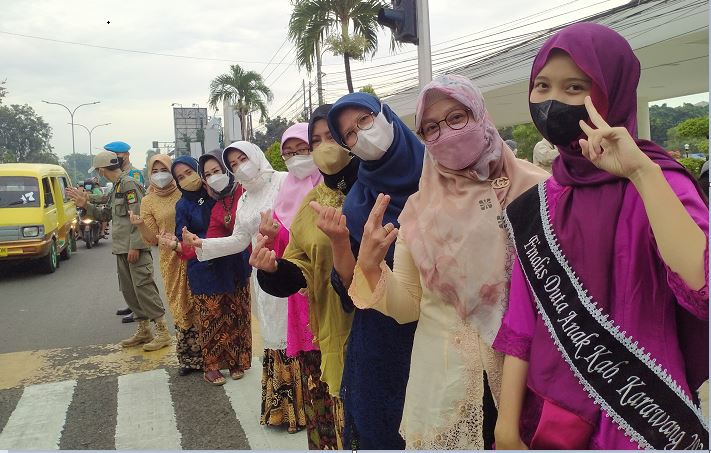 Melihat Rangkaian Hari Kartini ala DP3A Karawang : Berkebaya, Bagikan Takjil ke Pengguna Jalan