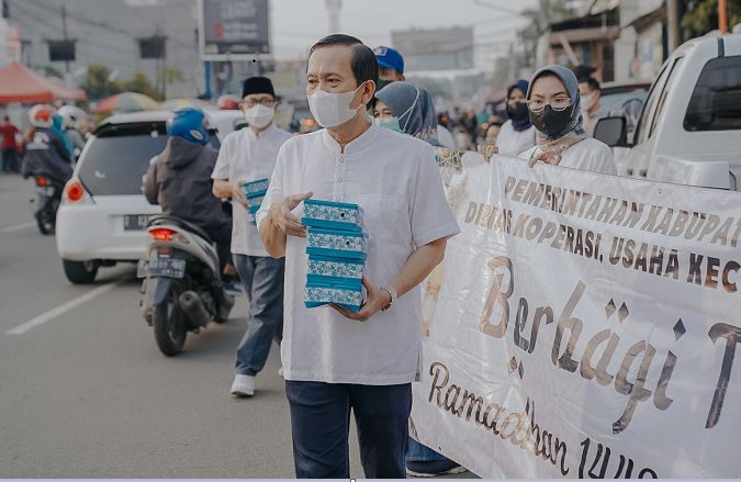 Bukan Kolak Pisang atau Es Buah, Dinkop UKM Bagikan Produk UMKM Khas Karawang Untuk Warga Berbuka Puasa