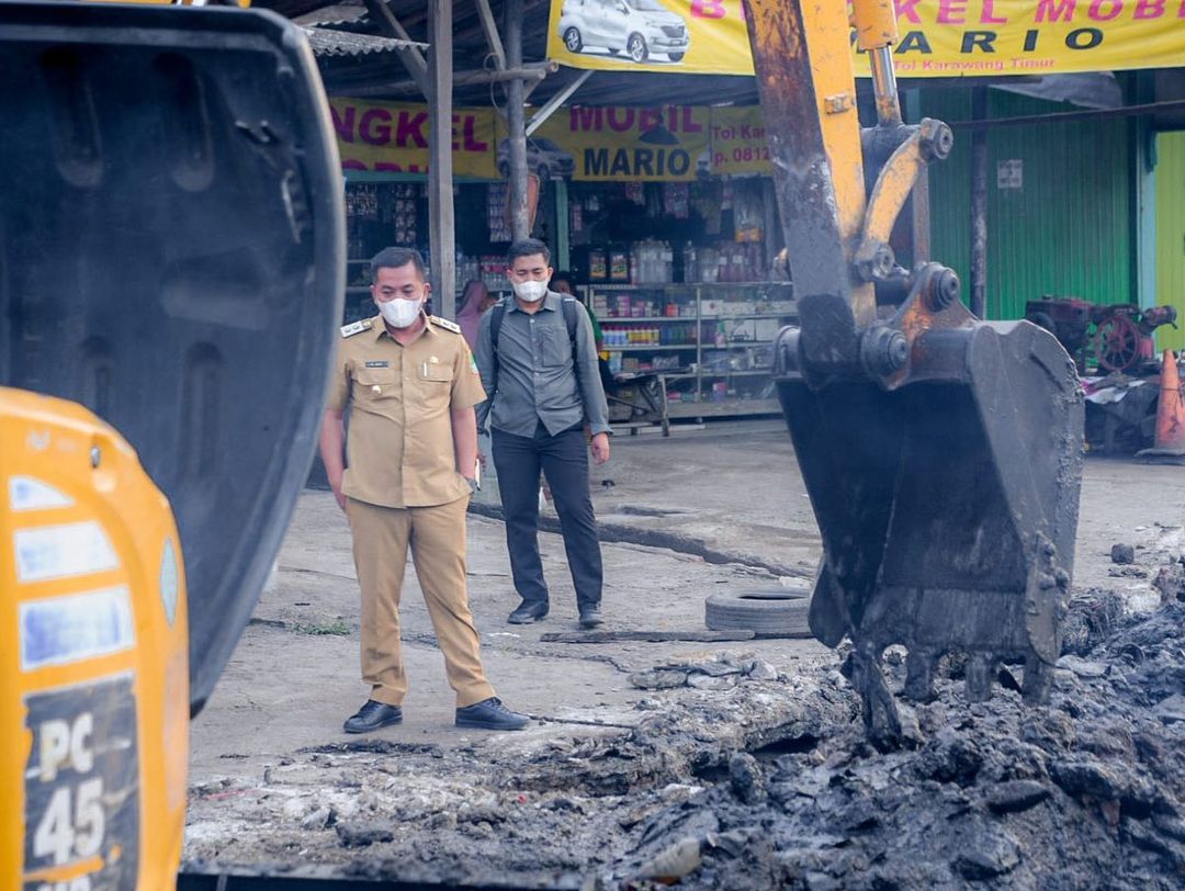 Wabup â€˜Pelototiâ€™ Perbaikan Jalan Karawang Timur