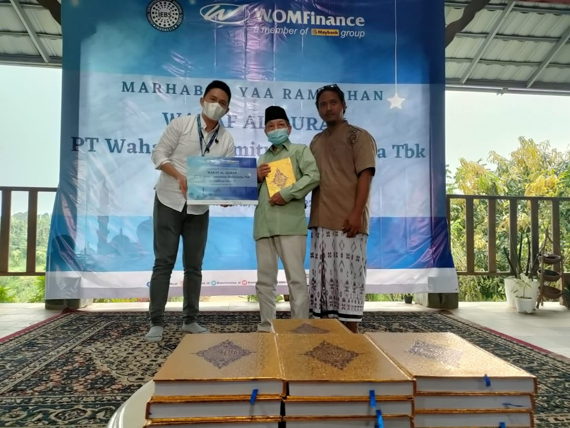 Sambangi IEBS Purwakarta, WOM Finance Salurkan Ratusan Al-Qur'an dan Paket Sembako