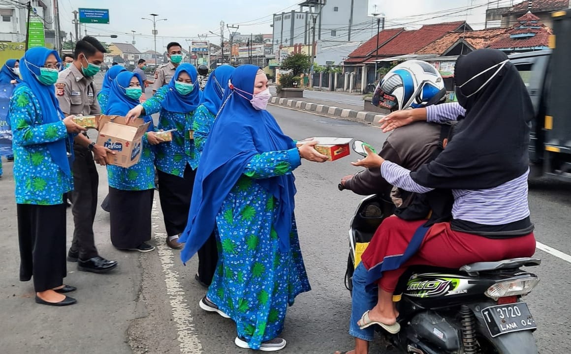 Berbagi Berkah Ramadan, RSKP Karawang Bagikan Ratusan Takjil ke Pengendara di Jalan Raya Jatisari