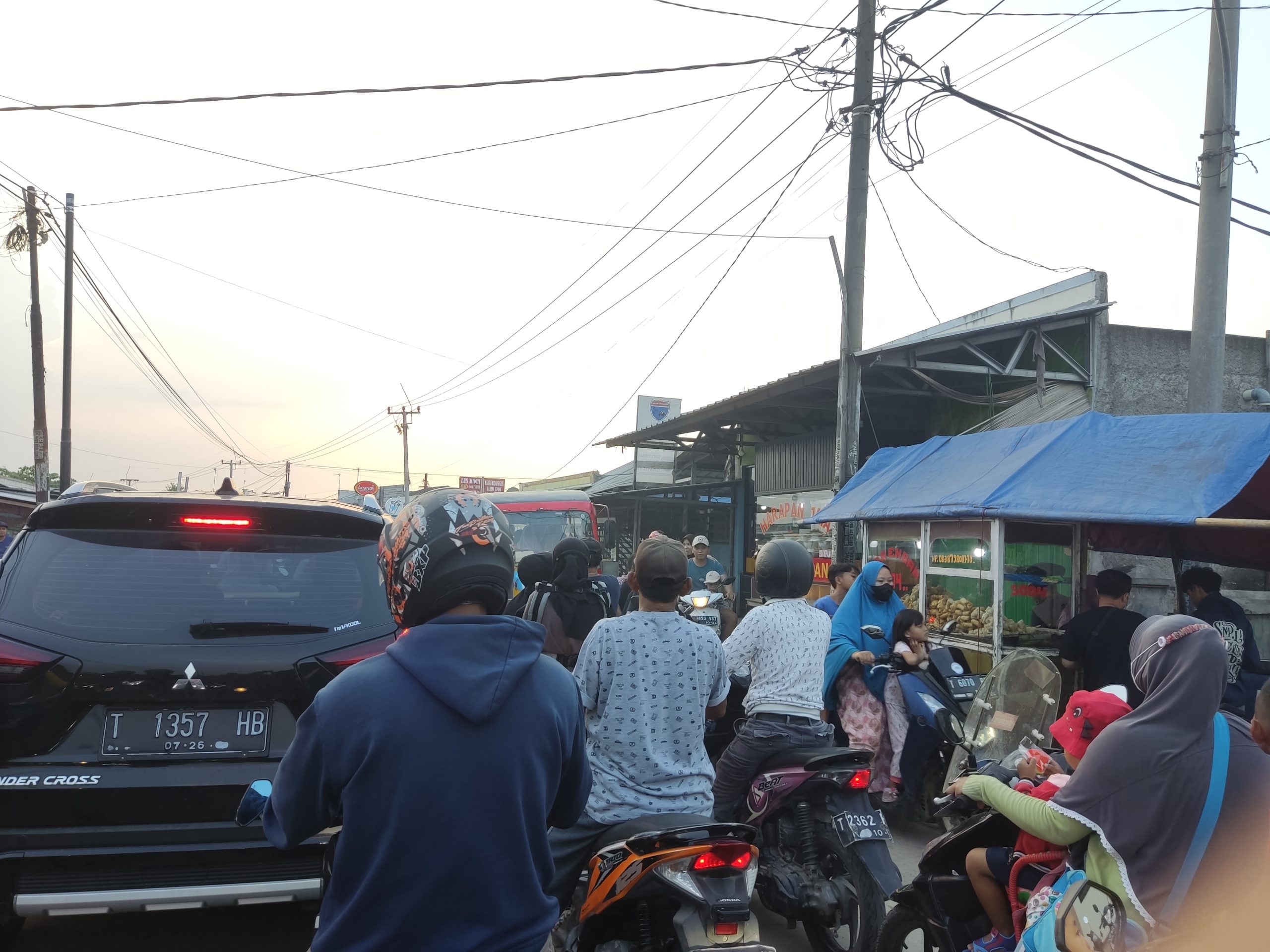 Jelang Berbuka, Jalan Cibendo Dirayapi Ngabuburit