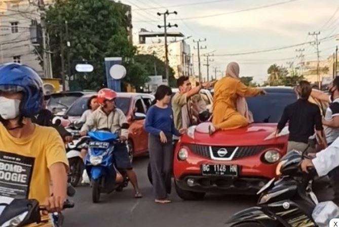 Viral! Oknum Polisi Kepergok Sedang Bersama WIL, Istri Nekad Naik ke Kap Mobil di Tengah Jalan