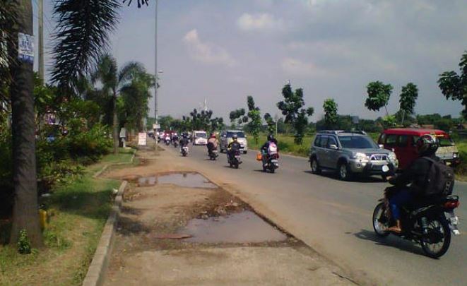 Jelang Mudik, Jalan Kalimalang Mulai Ditambali