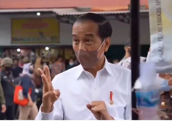 Jokowi Acungkan Tiga Jari Saat Bagi BLT Migor Rp300 Ribu ke Pedagang, Roy Suryo: Semoga Bukan Soal 3 Periode