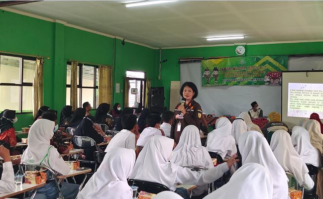 Blusukan ke Sekolah, Kajari Karawang Ingatkan Siswa Bijak Main Medsos