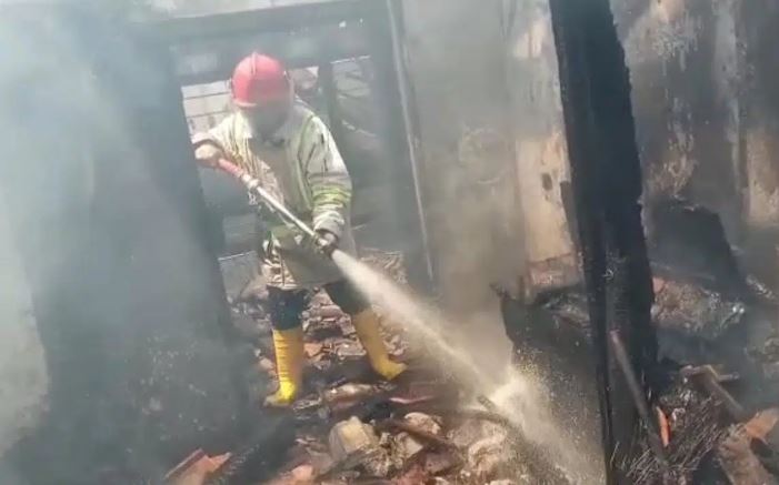 Kebakaran di Cisaat, Rumah Milik Warga Dilahap Si Jago Merah, Diduga Akibat Korsleting listrik