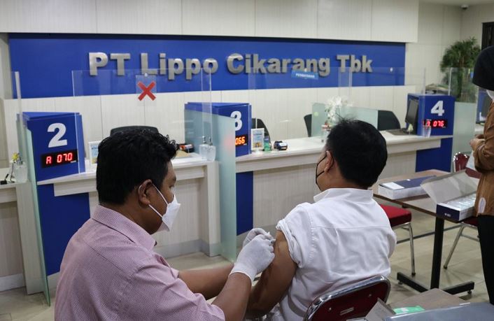 Lippo Cikarang Fasilitasi Vaksinasi Booster Malam Hari